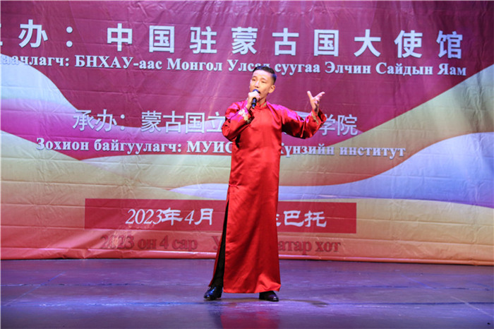 一等獎(jiǎng)選手賀希格中學(xué)的包勒爾德表演貫口《玲瓏塔》。蒙古國(guó)立大學(xué)孔子學(xué)院供圖