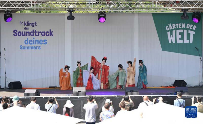 7月8日，在德國柏林世界公園，漢服愛好者進行漢服展示。新華社記者 任鵬飛 攝