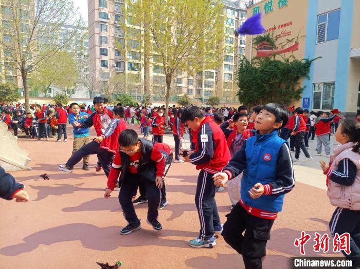 資料圖：小學(xué)生在大課間踢毽子。黃建 攝