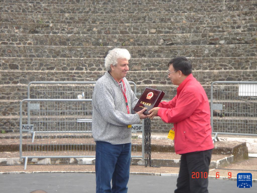 這是2010年帕特里克·索米耶（圖左）獲頒北京市人民政府授予的“長城友誼獎”時的資料照片。新華社發(fā)（受訪對象供圖）