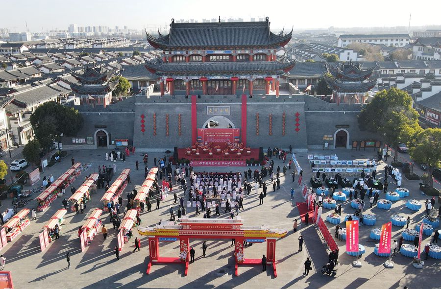 城門掛春聯(lián)，金湖沖刺“開門紅”。陳義寶攝