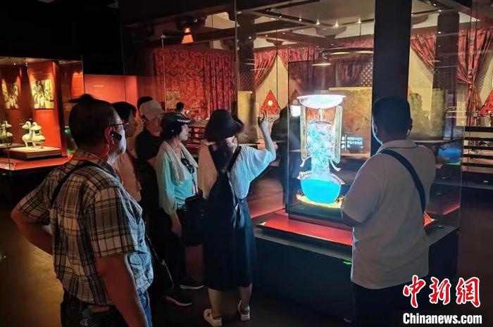 圖為臺灣新北市永和區(qū)里長聯(lián)誼會江西參訪團一行在南昌漢代?；韬顕z址博物館內(nèi)參觀展出的珍貴文物?！●樞↓?攝