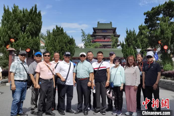 圖為臺灣新北市永和區(qū)里長聯(lián)誼會江西參訪團一行在南昌滕王閣前合影?！×鴷缘?攝