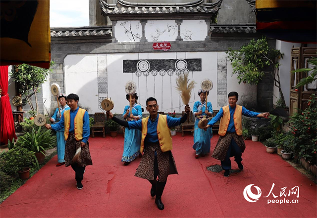 云南麗江古城“天地院”的納西族演出。 人民網(wǎng)記者 程浩攝