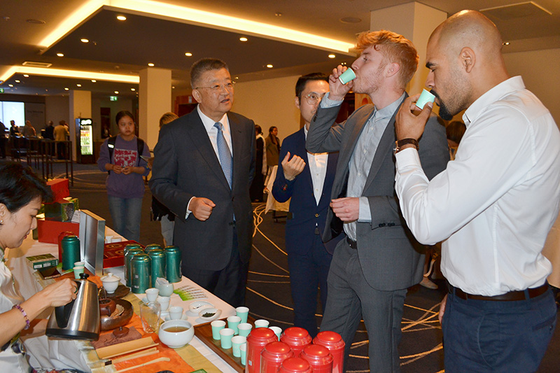 參會嘉賓品鑒貴州茶。貴州省互聯(lián)網(wǎng)信息辦公室供圖