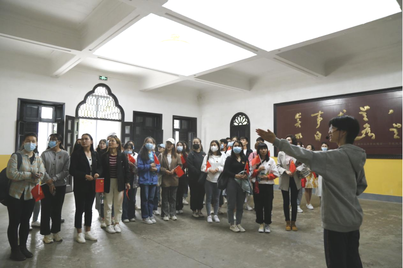 2021年5月20日，在喜迎中國共產(chǎn)黨建黨100周年之際，我校開展了少數(shù)民族學生“學黨史、感恩黨、跟黨走”紅色研學活動。