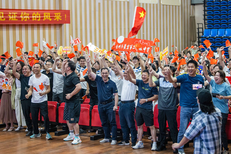 北京時間7月27日，2024年巴黎奧運(yùn)會首個比賽日，在射擊10米氣步槍混合團(tuán)體比賽中，中國選手黃雨婷/盛李豪獲得金牌。圖為黃雨婷的母校師生們通過收看奧運(yùn)直播的方式為她加油助威。