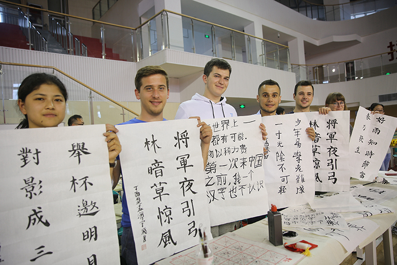 2017年6月5日，來自青島大學和中國石油大學（華東）的外國留學生在展示剛剛現(xiàn)場完成的書法作品。