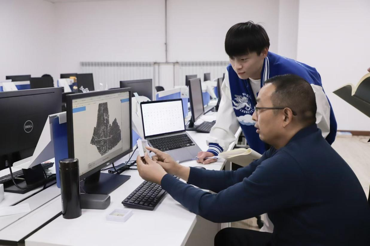 安陽師范學(xué)院甲骨文信息處理教育部重點實驗室，劉永革正在給學(xué)生講甲骨文。受訪者供圖