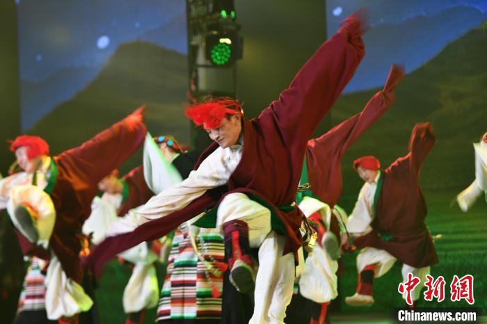 圖為演員在聯歡晚會上表演?！∝暩聛硭?攝