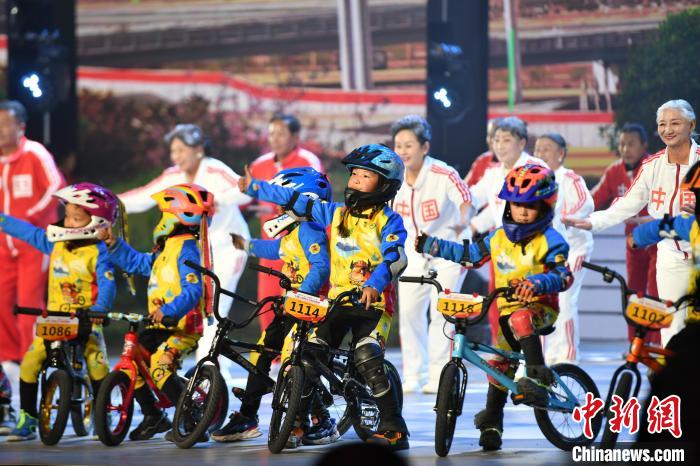 圖為拉薩市春節(jié)藏歷新年聯歡晚會錄制現場?！∝暩聛硭?攝