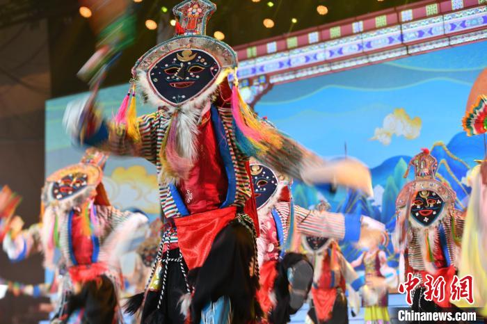 圖為演員在聯歡晚會上表演?！∝暩聛硭?攝