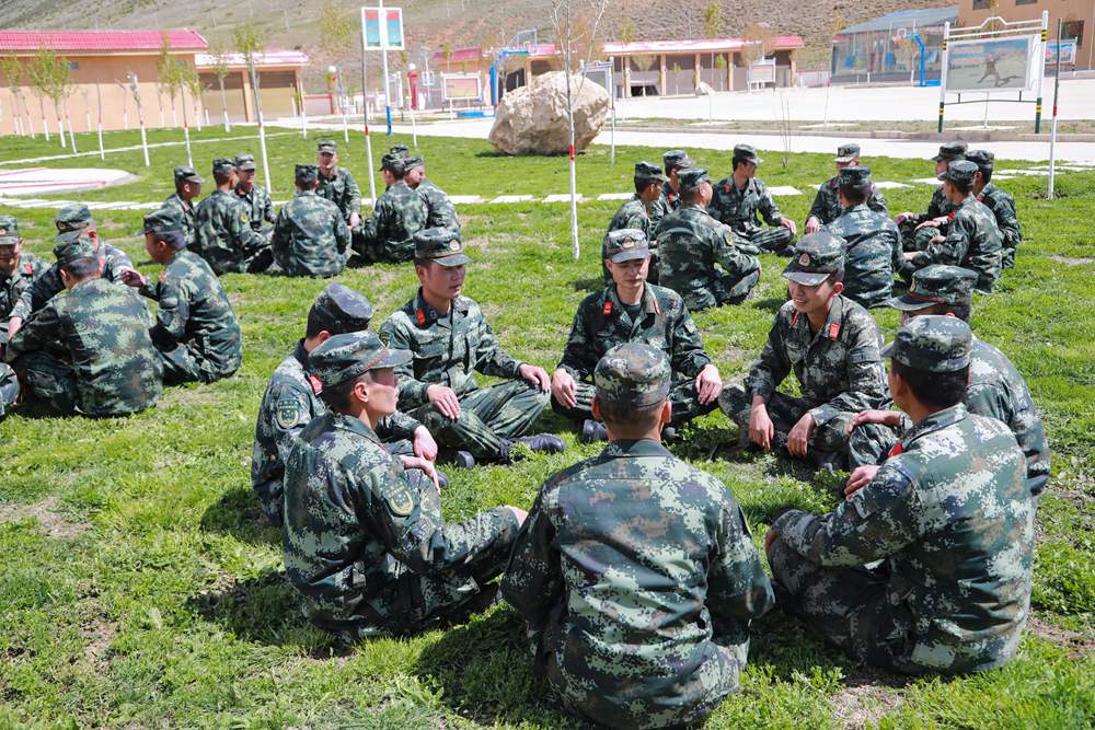 官兵正在開展“讀書分享”交流活動(dòng)。