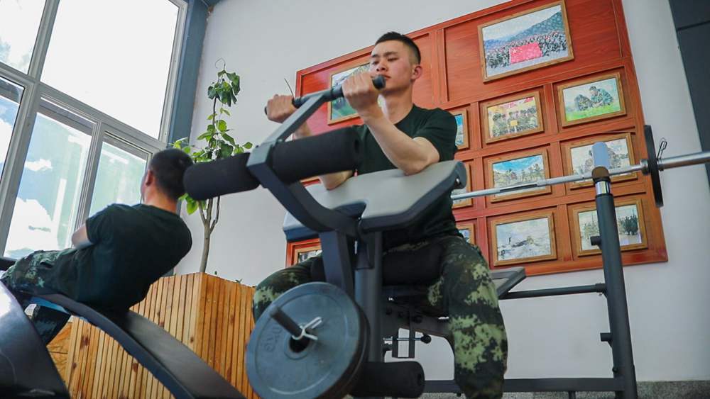 官兵正在陽光棚內(nèi)自我健身。