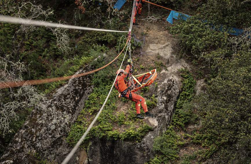 T型救援。西繞拉翁攝