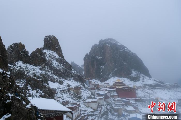 雍仲苯教孜珠寺風(fēng)光?！〗w波 攝