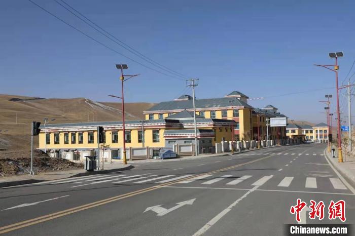 青海黃河岸畔“脫貧戰(zhàn)歌”：村民感受“穩(wěn)穩(wěn)的幸?！?/></a></div>
                        <div   id=