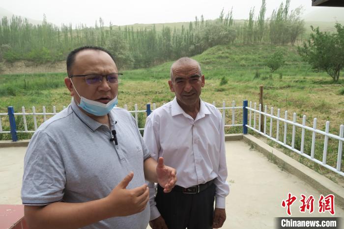 圖右為普魯村當(dāng)年迎接進(jìn)藏先遣連入村的見(jiàn)證者后代西日普·依布地?！畛坛?攝