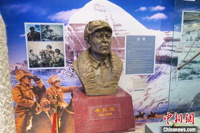 圖為南疆軍區(qū)某合成團(tuán)1連榮譽(yù)室，雕像是進(jìn)藏先遣英雄連總指揮李狄三。　楊程晨 攝