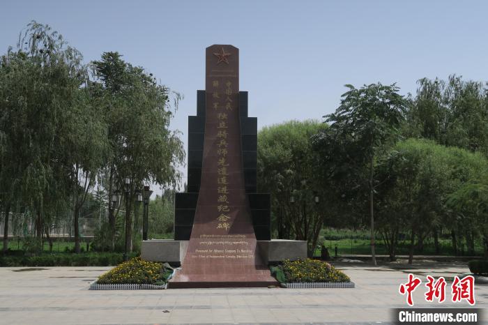 圖為位于于田縣中心的中國(guó)人民解放軍獨(dú)立騎兵師先遣連進(jìn)藏紀(jì)念碑?！畛坛?攝
