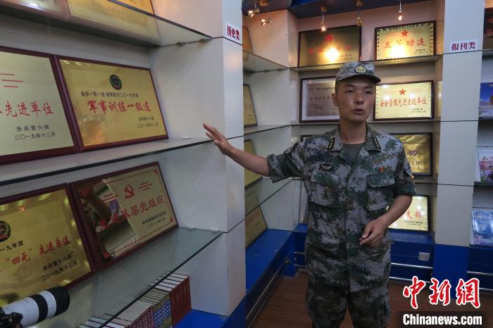 圖為南疆軍區(qū)某合成團(tuán)1連連長(zhǎng)齊楠?！畛坛?攝