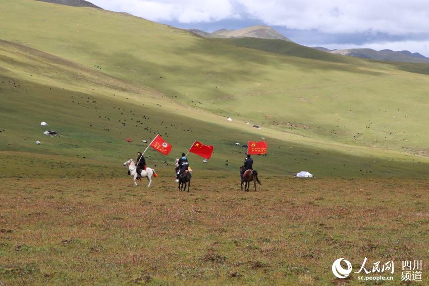 馬背宣講隊(duì)。巴登攝