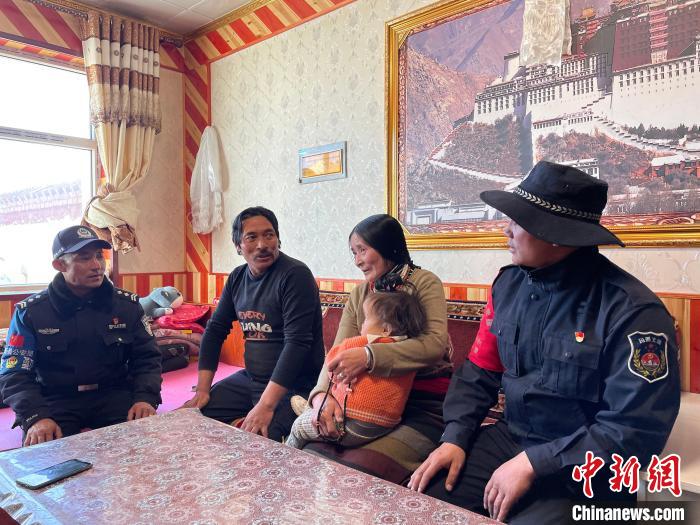 圖為派出所民警和義警入戶了解情況?！∑罾C娟 攝