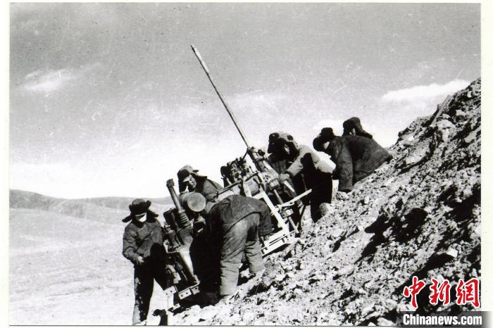 中鐵西北院科技工作者肩挑手扛運送地質(zhì)鉆機。(資料圖) 中鐵西北科學研究院供圖