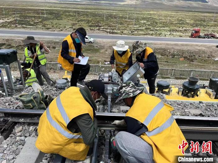 圖為青藏鐵路基礎(chǔ)設(shè)施“升級換代”施工現(xiàn)場?！‖F(xiàn)場作業(yè)人員供圖