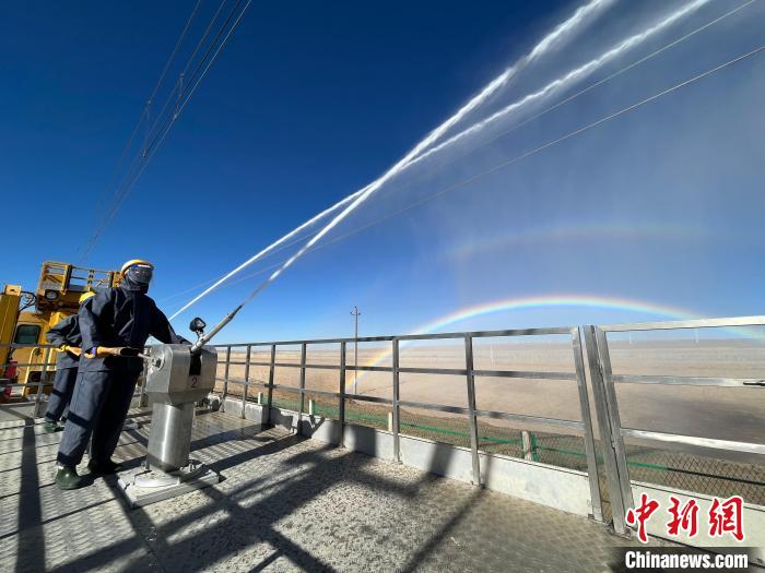 圖為水炮手在操作高壓水炮?！「邌⒑?攝