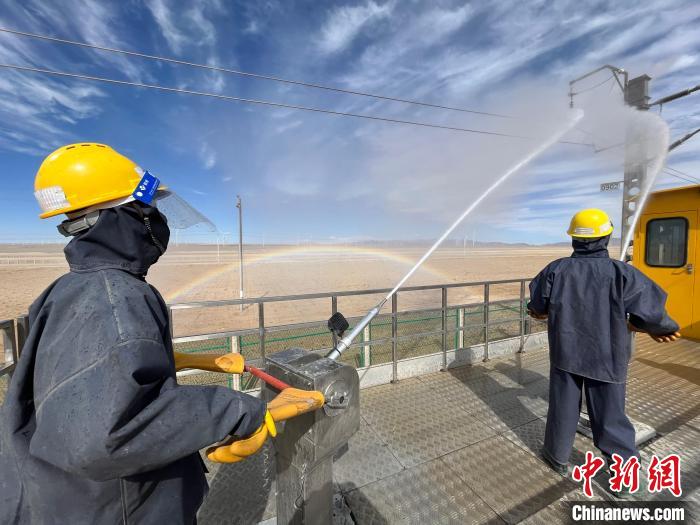 圖為水炮手操作高壓水槍對(duì)絕緣子進(jìn)行清洗?！「邌⒑?攝