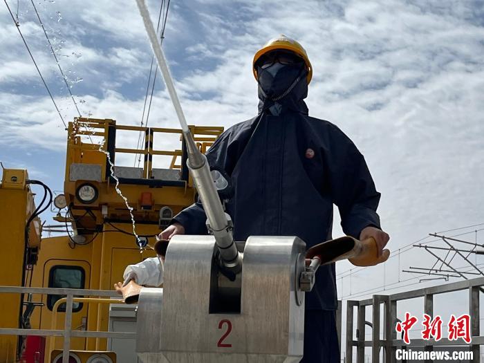 圖為水炮手操作高壓水炮進(jìn)行作業(yè)。　高啟宏 攝