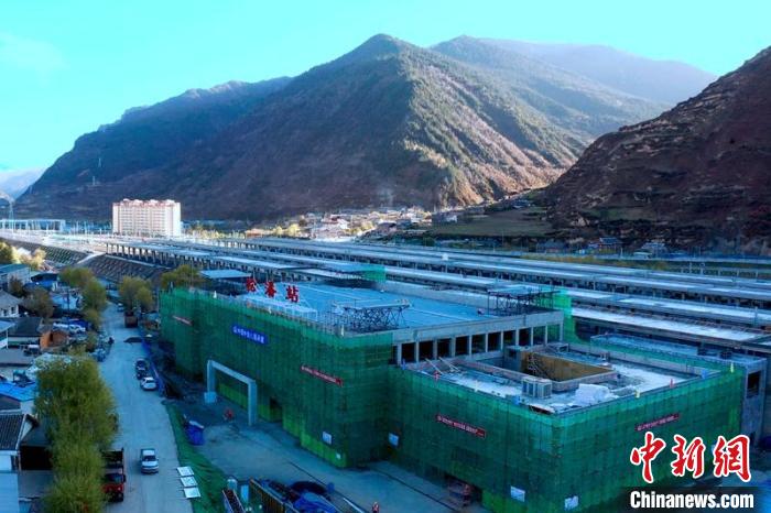 正在建設(shè)中的成蘭鐵路松潘站。　劉忠俊 攝