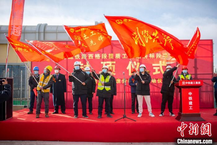 圖為封頂儀式現(xiàn)場。　浩爾娃 攝