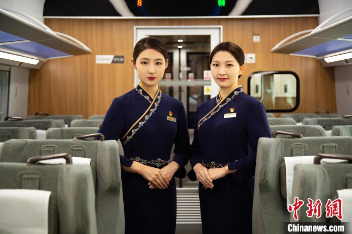 圖為整體色彩以“深藏青”為主調(diào)的西格段“復(fù)興號(hào)”動(dòng)車組乘務(wù)員新制服。　李磊 攝