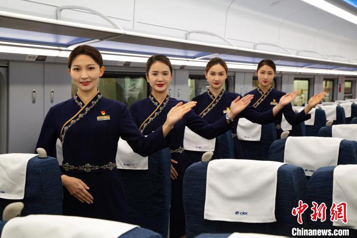 圖為身穿新制服的青藏鐵路西格段“復(fù)興號(hào)”動(dòng)車組乘務(wù)員?！±罾?攝