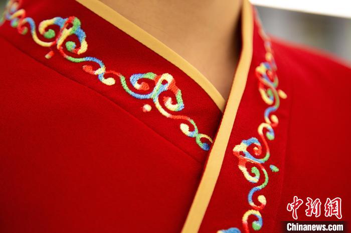 圖為新制服領(lǐng)口點(diǎn)綴有蒙古特色的烏力吉紋繡花?！±罾?攝