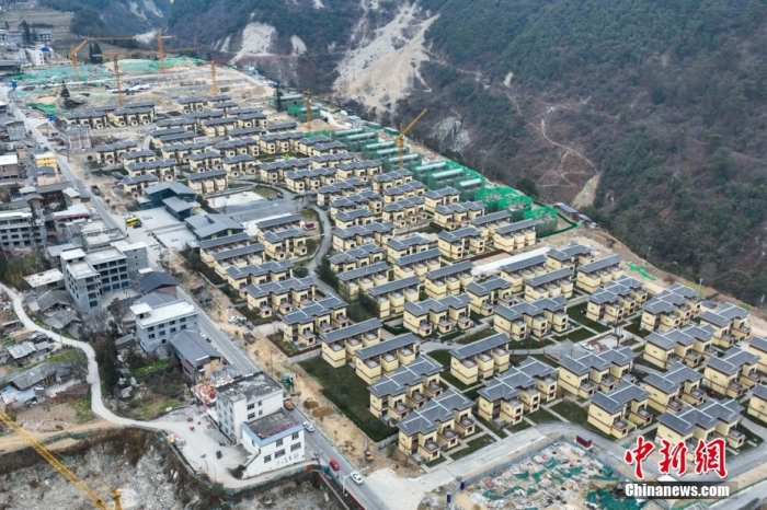 圖為2月1日，瀘定磨西鎮(zhèn)震后重建的安置小區(qū)。(無人機(jī)照片)<a target='_blank' href='/'><p  align=