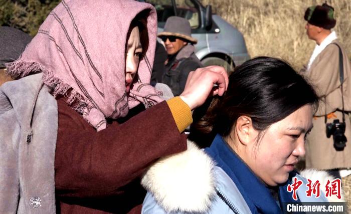 圖為1月13日，電影《雪域青春》群眾演員做拍攝準(zhǔn)備。　貢桑拉姆 攝