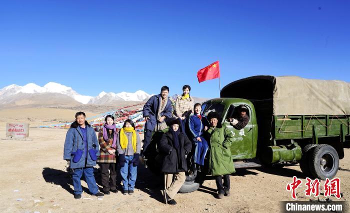 圖為電影《雪域青春》主創(chuàng)團(tuán)隊(duì)在西藏唐古拉山拍攝點(diǎn)。　攝制組供圖 攝