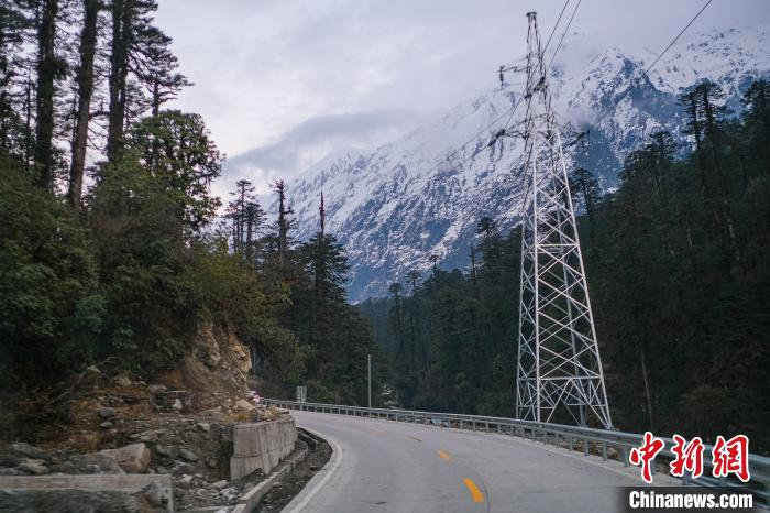 目前唯一進(jìn)出墨脫的公路波墨公路?！『闻罾?攝