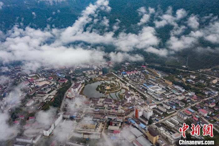 圖為墨脫縣城?！『闻罾?攝