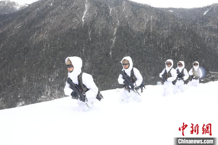 圖為徒步前進?！〗有?攝