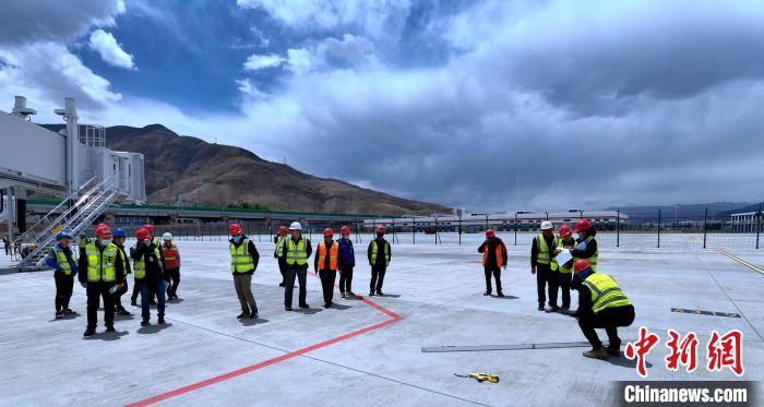 圖為驗(yàn)收組驗(yàn)收項(xiàng)目?！〉┰鐾?攝