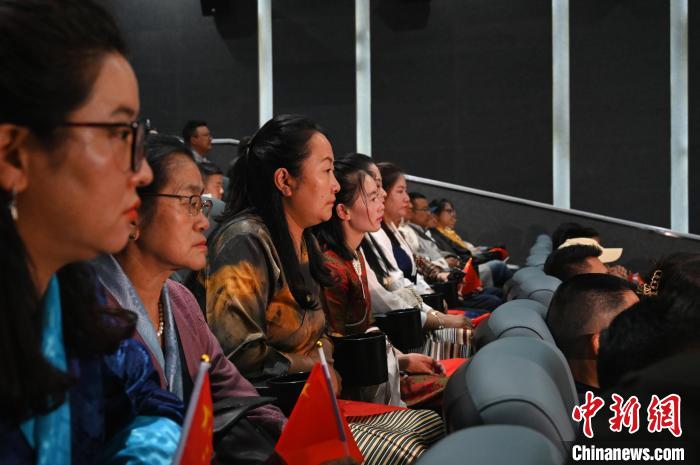 圖為觀眾觀看影片?！≮w朗 攝