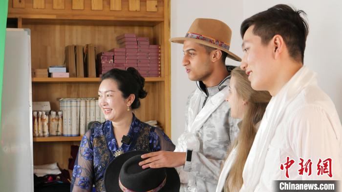 圖為留學(xué)生們正在直播帶貨?！≈x牧 攝