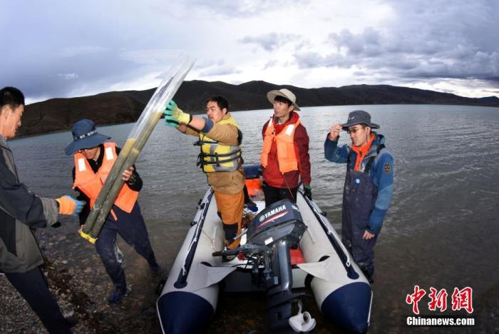 圖為科考隊(duì)員順利完成浪錯(cuò)采樣滿(mǎn)載而歸。 <a target='_blank' ><p  align=