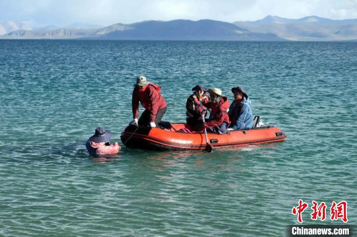 科考隊(duì)員乘充氣快艇考察扎日南木錯(cuò)歸來。　<a target='_blank' ><p  align=