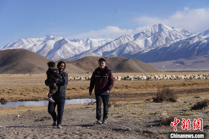 資料圖為4月29日，王克明在西藏自治區(qū)阿里地區(qū)噶爾縣義診。 <a target='_blank' ><p  align=