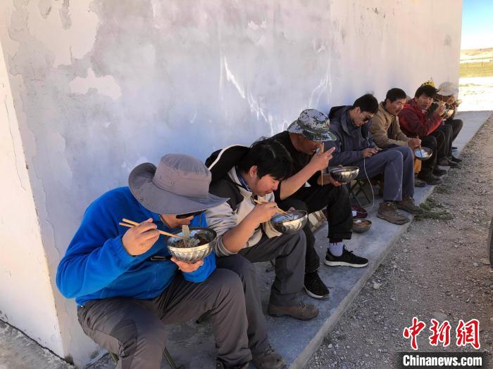 科考隊員在高原湖泊岸邊進(jìn)餐。　<a target='_blank' ><p  align=